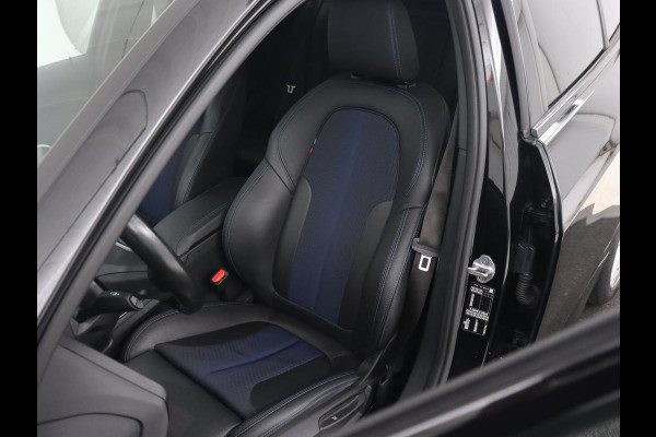 BMW 1-serie 118i M Sport | Panoramadak | Stoelverwarming | Camera | Sportstoelen | Harman/Kardon | Stuurverwarming | Carplay | Navigatie | Live Cockpit | Full LED | Getint glas