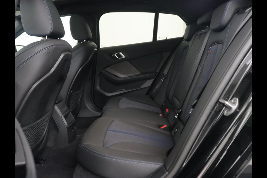 BMW 1-serie 118i M Sport | Panoramadak | Stoelverwarming | Camera | Sportstoelen | Harman/Kardon | Stuurverwarming | Carplay | Navigatie | Live Cockpit | Full LED | Getint glas