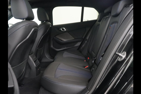 BMW 1-serie 118i M Sport | Panoramadak | Stoelverwarming | Camera | Sportstoelen | Harman/Kardon | Stuurverwarming | Carplay | Navigatie | Live Cockpit | Full LED | Getint glas