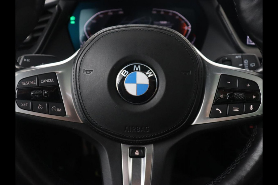BMW 1-serie 118i M Sport | Panoramadak | Stoelverwarming | Camera | Sportstoelen | Harman/Kardon | Stuurverwarming | Carplay | Navigatie | Live Cockpit | Full LED | Getint glas