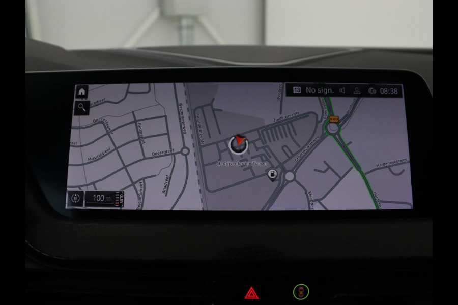 BMW 1-serie 118i M Sport | Panoramadak | Stoelverwarming | Camera | Sportstoelen | Harman/Kardon | Stuurverwarming | Carplay | Navigatie | Live Cockpit | Full LED | Getint glas