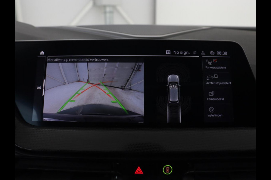 BMW 1-serie 118i M Sport | Panoramadak | Stoelverwarming | Camera | Sportstoelen | Harman/Kardon | Stuurverwarming | Carplay | Navigatie | Live Cockpit | Full LED | Getint glas