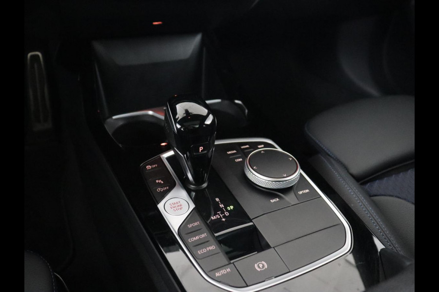 BMW 1-serie 118i M Sport | Panoramadak | Stoelverwarming | Camera | Sportstoelen | Harman/Kardon | Stuurverwarming | Carplay | Navigatie | Live Cockpit | Full LED | Getint glas