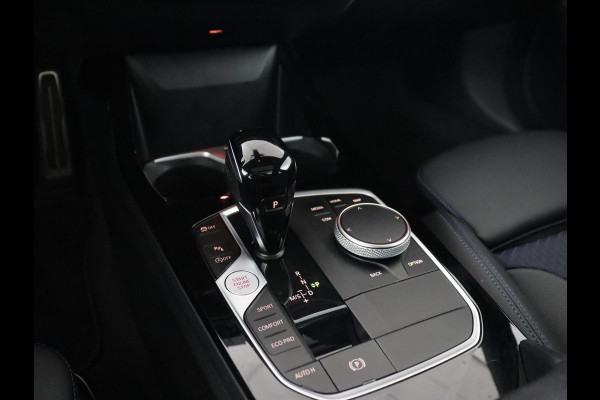 BMW 1-serie 118i M Sport | Panoramadak | Stoelverwarming | Camera | Sportstoelen | Harman/Kardon | Stuurverwarming | Carplay | Navigatie | Live Cockpit | Full LED | Getint glas