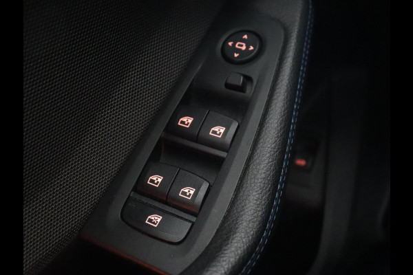 BMW 1-serie 118i M Sport | Panoramadak | Stoelverwarming | Camera | Sportstoelen | Harman/Kardon | Stuurverwarming | Carplay | Navigatie | Live Cockpit | Full LED | Getint glas
