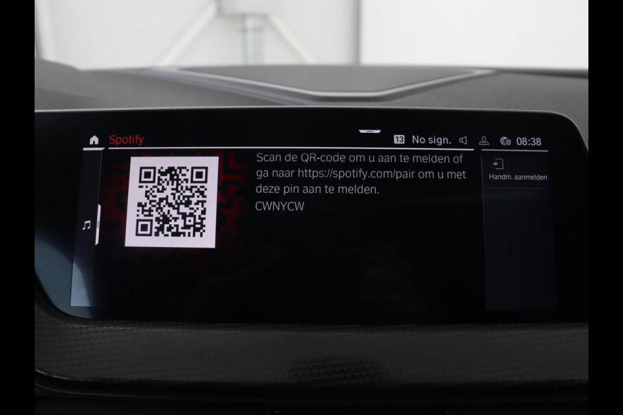 BMW 1-serie 118i M Sport | Panoramadak | Stoelverwarming | Camera | Sportstoelen | Harman/Kardon | Stuurverwarming | Carplay | Navigatie | Live Cockpit | Full LED | Getint glas