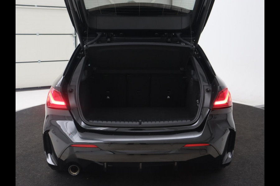 BMW 1-serie 118i M Sport | Panoramadak | Stoelverwarming | Camera | Sportstoelen | Harman/Kardon | Stuurverwarming | Carplay | Navigatie | Live Cockpit | Full LED | Getint glas