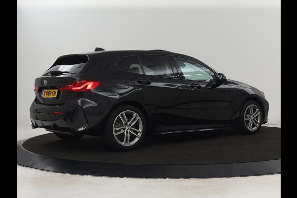 BMW 1-serie 118i M Sport | Panoramadak | Stoelverwarming | Camera | Sportstoelen | Harman/Kardon | Stuurverwarming | Carplay | Navigatie | Live Cockpit | Full LED | Getint glas