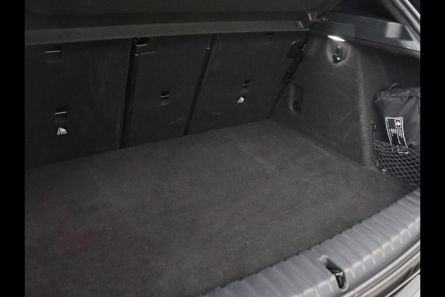 BMW 1-serie 118i M Sport | Panoramadak | Stoelverwarming | Camera | Sportstoelen | Harman/Kardon | Stuurverwarming | Carplay | Navigatie | Live Cockpit | Full LED | Getint glas