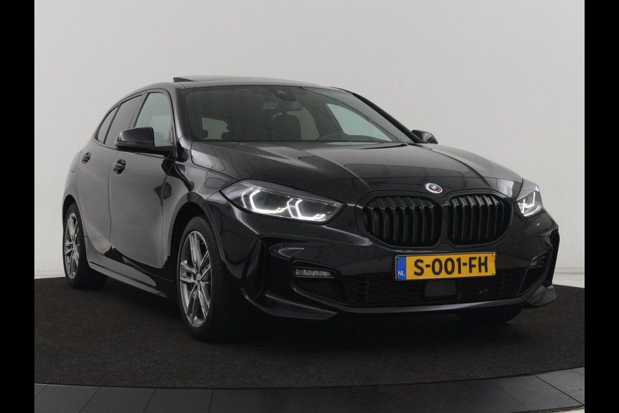 BMW 1-serie 118i M Sport | Panoramadak | Stoelverwarming | Camera | Sportstoelen | Harman/Kardon | Stuurverwarming | Carplay | Navigatie | Live Cockpit | Full LED | Getint glas