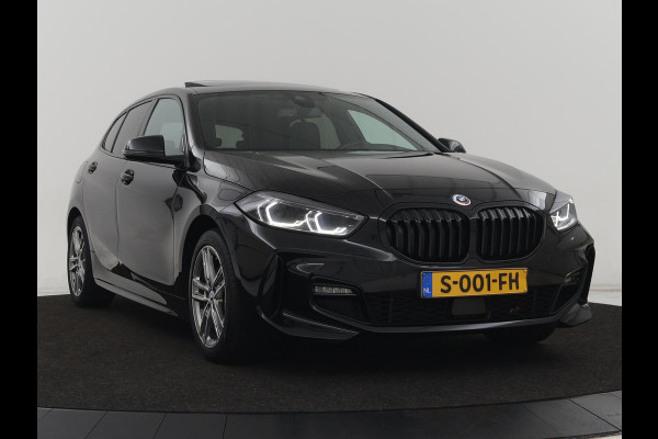 BMW 1-serie 118i M Sport | Panoramadak | Stoelverwarming | Camera | Sportstoelen | Harman/Kardon | Stuurverwarming | Carplay | Navigatie | Live Cockpit | Full LED | Getint glas