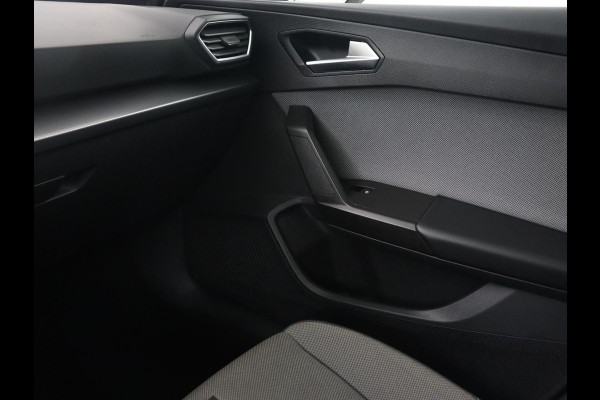 Seat Leon 1.0 TSI Style Intens | Trekhaak | Camera | Carplay | Navigatie | Adaptive cruise | DAB | Parkeerhulp | Full LED | Climate control