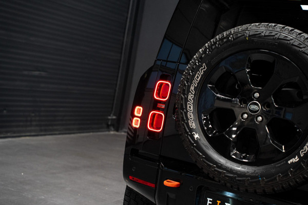 Land Rover Defender 110 2.0 P400e 110 XS Edition *Luchtvering / Panorama / Stoelventilatie / Meridian / Surround View / Keyless / Elektr. Trekhaak*