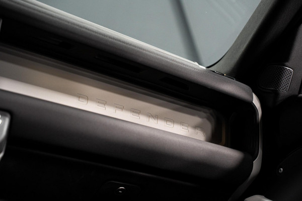 Land Rover Defender 110 2.0 P400e 110 XS Edition *Luchtvering / Panorama / Stoelventilatie / Meridian / Surround View / Keyless / Elektr. Trekhaak*