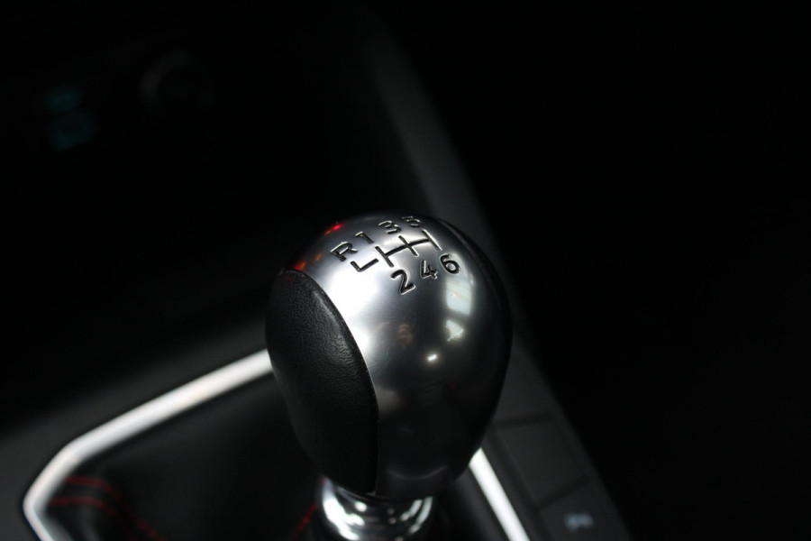 Ford Kuga 1.5 EcoBoost ST-Line | Trekhaak 1800KG | Stoel + Stuurverwarming | Climate Control | Navigatie | Cruise Control |