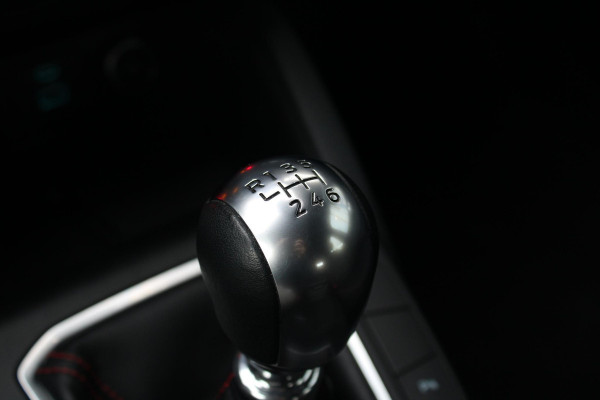 Ford Kuga 1.5 EcoBoost ST-Line | Trekhaak 1800KG | Stoel + Stuurverwarming | Climate Control | Navigatie | Cruise Control |