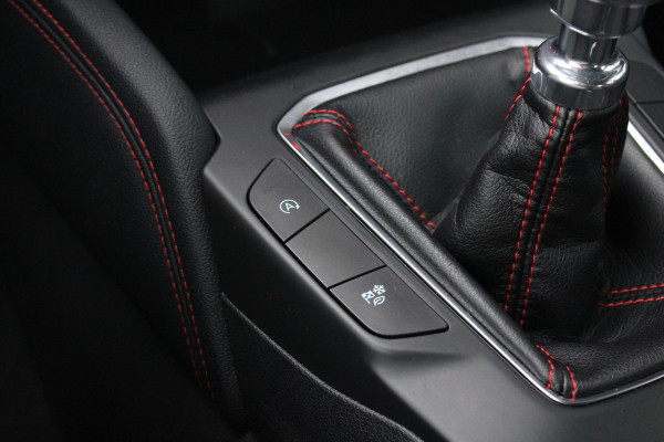 Ford Kuga 1.5 EcoBoost ST-Line | Trekhaak 1800KG | Stoel + Stuurverwarming | Climate Control | Navigatie | Cruise Control |