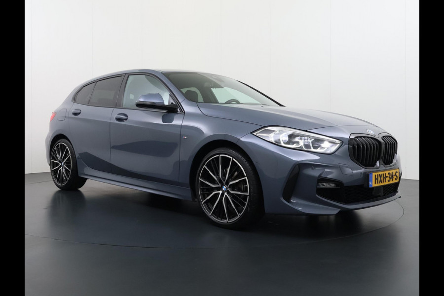 BMW 1-serie 118i Executive Edition M Sport | M SPORT | HARMAN & KARDON | ELEKTRISCHE ACHTERKLEP | CAMERA | ADAPTIVE CRUISE CONTROL | STOEL- & STUURVERWARMING | HEAD-UP | 19 INCH | INDIVIDUAL KLEUR STORM BAY METALLIC BOMVOL OPTIES