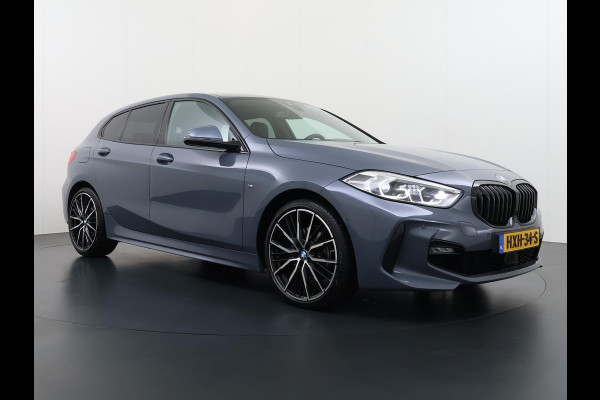 BMW 1-serie 118i Executive Edition M Sport | M SPORT | HARMAN & KARDON | ELEKTRISCHE ACHTERKLEP | CAMERA | ADAPTIVE CRUISE CONTROL | STOEL- & STUURVERWARMING | HEAD-UP | 19 INCH | INDIVIDUAL KLEUR STORM BAY METALLIC BOMVOL OPTIES