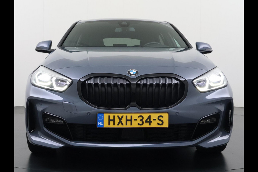 BMW 1-serie 118i Executive Edition M Sport | M SPORT | HARMAN & KARDON | ELEKTRISCHE ACHTERKLEP | CAMERA | ADAPTIVE CRUISE CONTROL | STOEL- & STUURVERWARMING | HEAD-UP | 19 INCH | INDIVIDUAL KLEUR STORM BAY METALLIC BOMVOL OPTIES