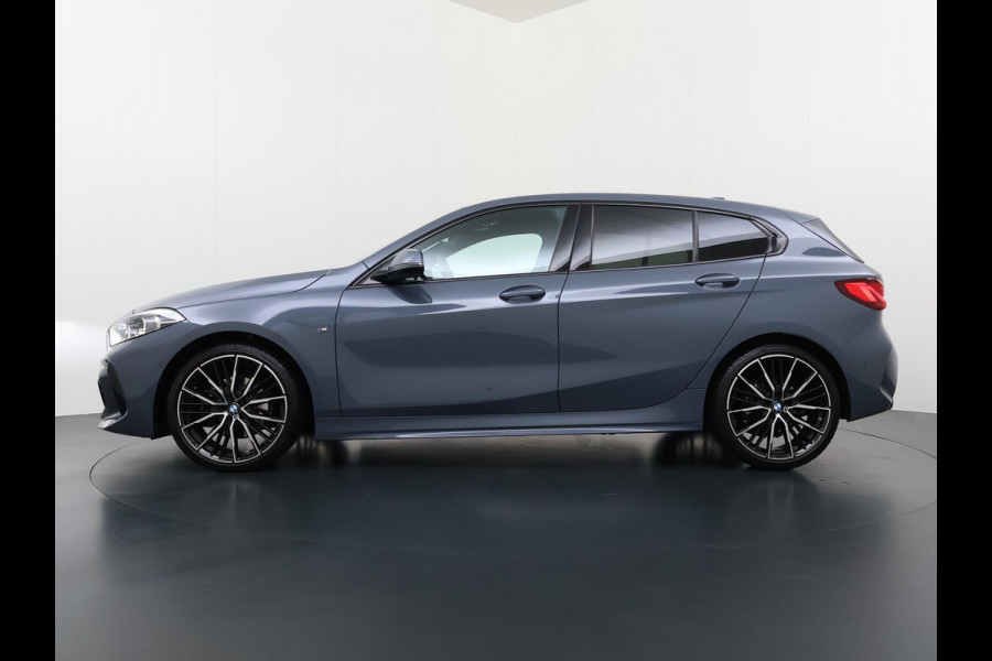 BMW 1-serie 118i Executive Edition M Sport | M SPORT | HARMAN & KARDON | ELEKTRISCHE ACHTERKLEP | CAMERA | ADAPTIVE CRUISE CONTROL | STOEL- & STUURVERWARMING | HEAD-UP | 19 INCH | INDIVIDUAL KLEUR STORM BAY METALLIC BOMVOL OPTIES