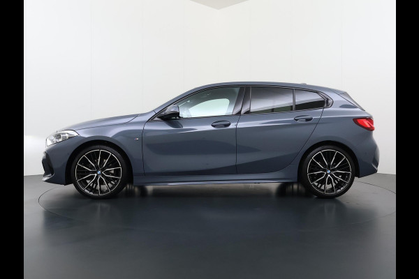 BMW 1-serie 118i Executive Edition M Sport | M SPORT | HARMAN & KARDON | ELEKTRISCHE ACHTERKLEP | CAMERA | ADAPTIVE CRUISE CONTROL | STOEL- & STUURVERWARMING | HEAD-UP | 19 INCH | INDIVIDUAL KLEUR STORM BAY METALLIC BOMVOL OPTIES