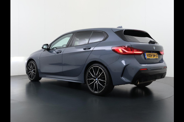BMW 1-serie 118i Executive Edition M Sport | M SPORT | HARMAN & KARDON | ELEKTRISCHE ACHTERKLEP | CAMERA | ADAPTIVE CRUISE CONTROL | STOEL- & STUURVERWARMING | HEAD-UP | 19 INCH | INDIVIDUAL KLEUR STORM BAY METALLIC BOMVOL OPTIES