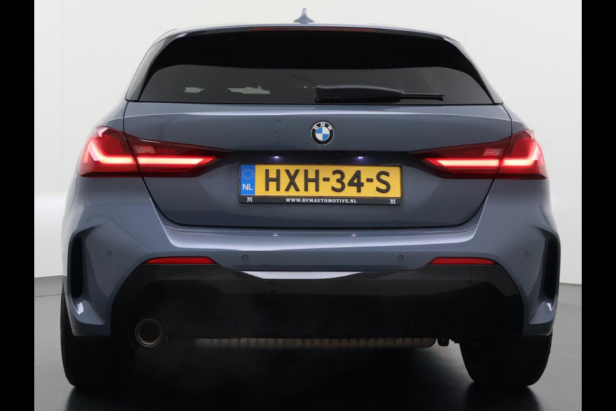BMW 1-serie 118i Executive Edition M Sport | M SPORT | HARMAN & KARDON | ELEKTRISCHE ACHTERKLEP | CAMERA | ADAPTIVE CRUISE CONTROL | STOEL- & STUURVERWARMING | HEAD-UP | 19 INCH | INDIVIDUAL KLEUR STORM BAY METALLIC BOMVOL OPTIES