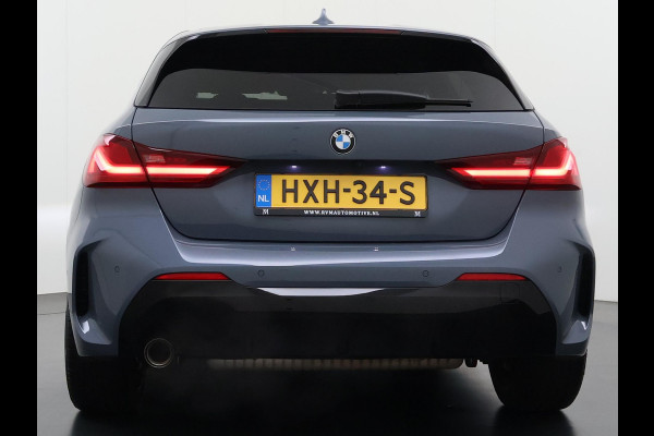 BMW 1-serie 118i Executive Edition M Sport | M SPORT | HARMAN & KARDON | ELEKTRISCHE ACHTERKLEP | CAMERA | ADAPTIVE CRUISE CONTROL | STOEL- & STUURVERWARMING | HEAD-UP | 19 INCH | INDIVIDUAL KLEUR STORM BAY METALLIC BOMVOL OPTIES