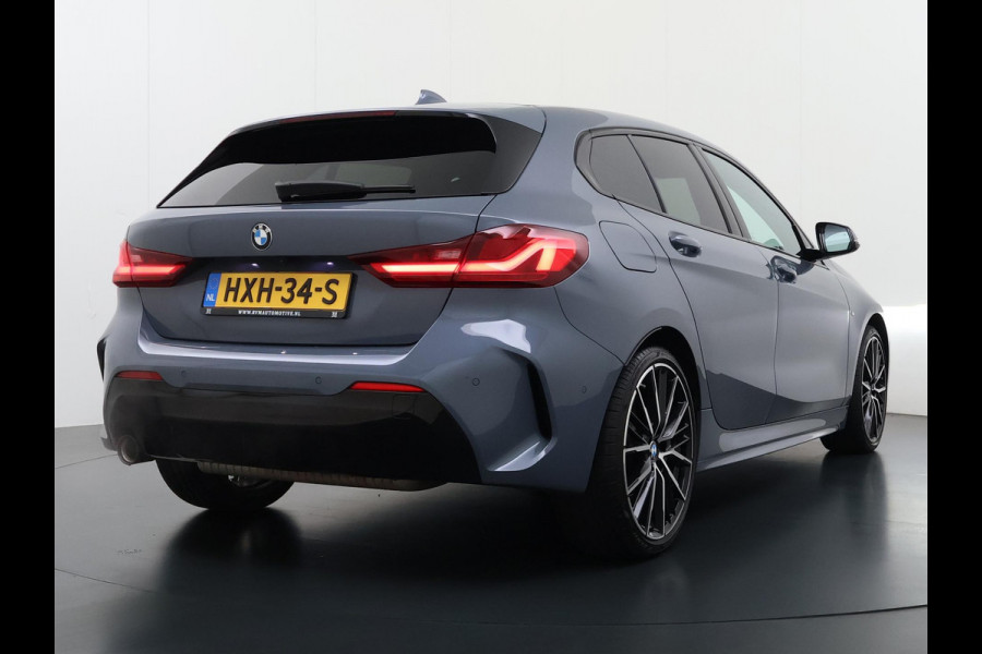 BMW 1-serie 118i Executive Edition M Sport | M SPORT | HARMAN & KARDON | ELEKTRISCHE ACHTERKLEP | CAMERA | ADAPTIVE CRUISE CONTROL | STOEL- & STUURVERWARMING | HEAD-UP | 19 INCH | INDIVIDUAL KLEUR STORM BAY METALLIC BOMVOL OPTIES
