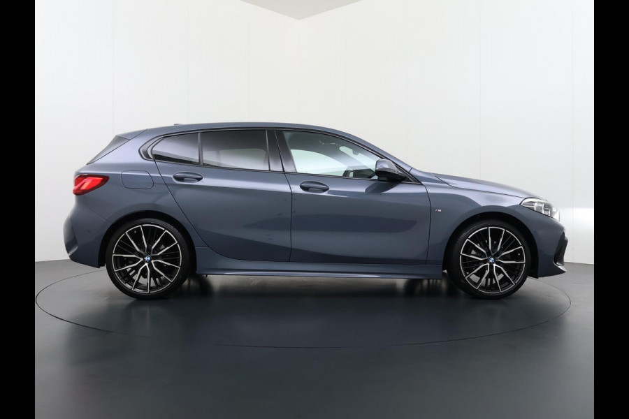BMW 1-serie 118i Executive Edition M Sport | M SPORT | HARMAN & KARDON | ELEKTRISCHE ACHTERKLEP | CAMERA | ADAPTIVE CRUISE CONTROL | STOEL- & STUURVERWARMING | HEAD-UP | 19 INCH | INDIVIDUAL KLEUR STORM BAY METALLIC BOMVOL OPTIES