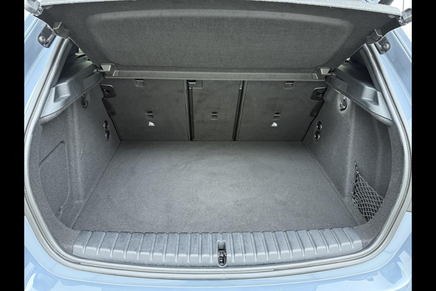 BMW 1-serie 118i Executive Edition M Sport | M SPORT | HARMAN & KARDON | ELEKTRISCHE ACHTERKLEP | CAMERA | ADAPTIVE CRUISE CONTROL | STOEL- & STUURVERWARMING | HEAD-UP | 19 INCH | INDIVIDUAL KLEUR STORM BAY METALLIC BOMVOL OPTIES