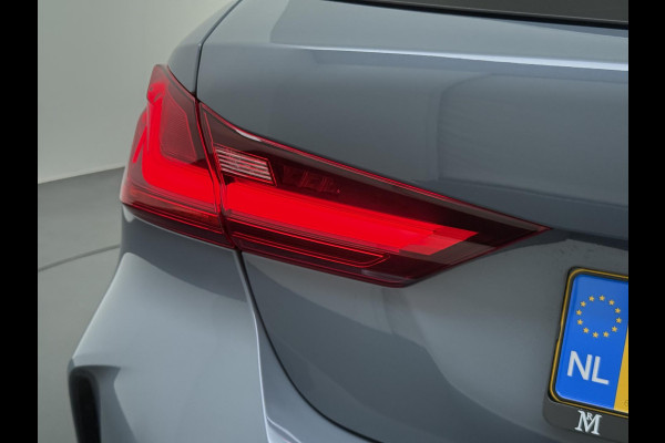 BMW 1-serie 118i Executive Edition M Sport | M SPORT | HARMAN & KARDON | ELEKTRISCHE ACHTERKLEP | CAMERA | ADAPTIVE CRUISE CONTROL | STOEL- & STUURVERWARMING | HEAD-UP | 19 INCH | INDIVIDUAL KLEUR STORM BAY METALLIC BOMVOL OPTIES