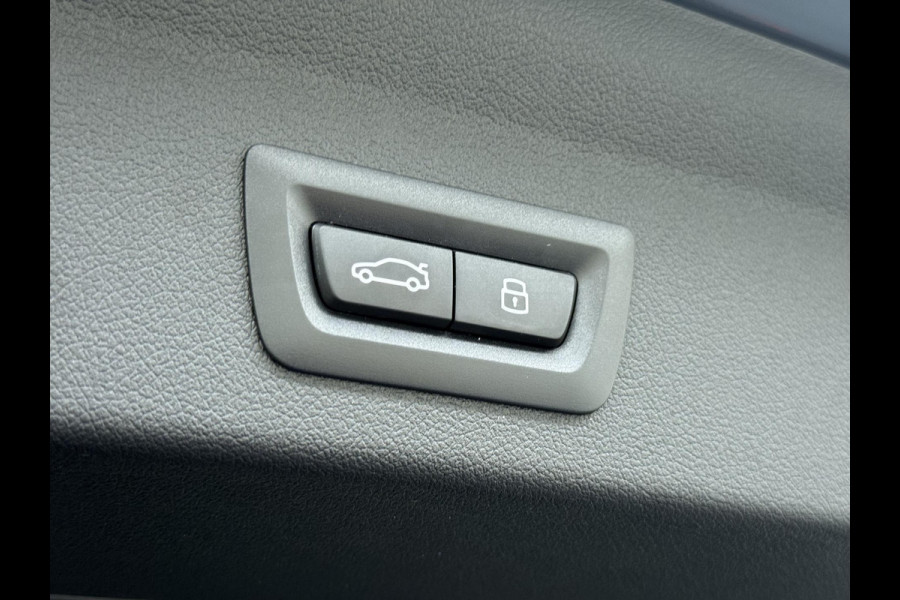 BMW 1-serie 118i Executive Edition M Sport | M SPORT | HARMAN & KARDON | ELEKTRISCHE ACHTERKLEP | CAMERA | ADAPTIVE CRUISE CONTROL | STOEL- & STUURVERWARMING | HEAD-UP | 19 INCH | INDIVIDUAL KLEUR STORM BAY METALLIC BOMVOL OPTIES