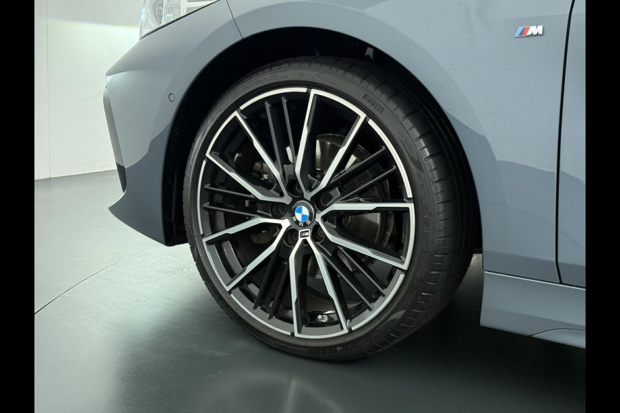 BMW 1-serie 118i Executive Edition M Sport | M SPORT | HARMAN & KARDON | ELEKTRISCHE ACHTERKLEP | CAMERA | ADAPTIVE CRUISE CONTROL | STOEL- & STUURVERWARMING | HEAD-UP | 19 INCH | INDIVIDUAL KLEUR STORM BAY METALLIC BOMVOL OPTIES