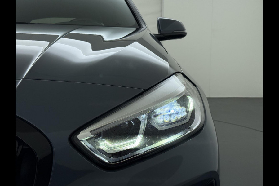 BMW 1-serie 118i Executive Edition M Sport | M SPORT | HARMAN & KARDON | ELEKTRISCHE ACHTERKLEP | CAMERA | ADAPTIVE CRUISE CONTROL | STOEL- & STUURVERWARMING | HEAD-UP | 19 INCH | INDIVIDUAL KLEUR STORM BAY METALLIC BOMVOL OPTIES