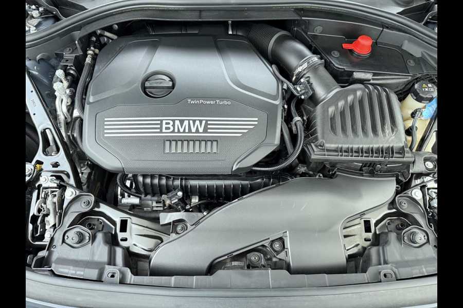 BMW 1-serie 118i Executive Edition M Sport | M SPORT | HARMAN & KARDON | ELEKTRISCHE ACHTERKLEP | CAMERA | ADAPTIVE CRUISE CONTROL | STOEL- & STUURVERWARMING | HEAD-UP | 19 INCH | INDIVIDUAL KLEUR STORM BAY METALLIC BOMVOL OPTIES