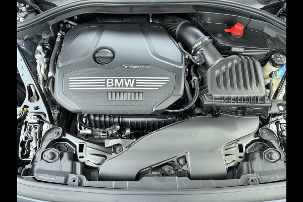 BMW 1-serie 118i Executive Edition M Sport | M SPORT | HARMAN & KARDON | ELEKTRISCHE ACHTERKLEP | CAMERA | ADAPTIVE CRUISE CONTROL | STOEL- & STUURVERWARMING | HEAD-UP | 19 INCH | INDIVIDUAL KLEUR STORM BAY METALLIC BOMVOL OPTIES