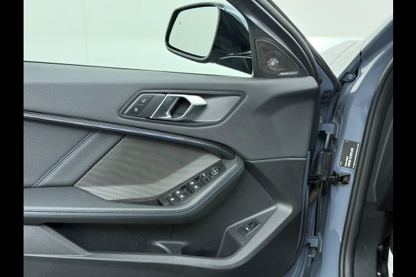 BMW 1-serie 118i Executive Edition M Sport | M SPORT | HARMAN & KARDON | ELEKTRISCHE ACHTERKLEP | CAMERA | ADAPTIVE CRUISE CONTROL | STOEL- & STUURVERWARMING | HEAD-UP | 19 INCH | INDIVIDUAL KLEUR STORM BAY METALLIC BOMVOL OPTIES