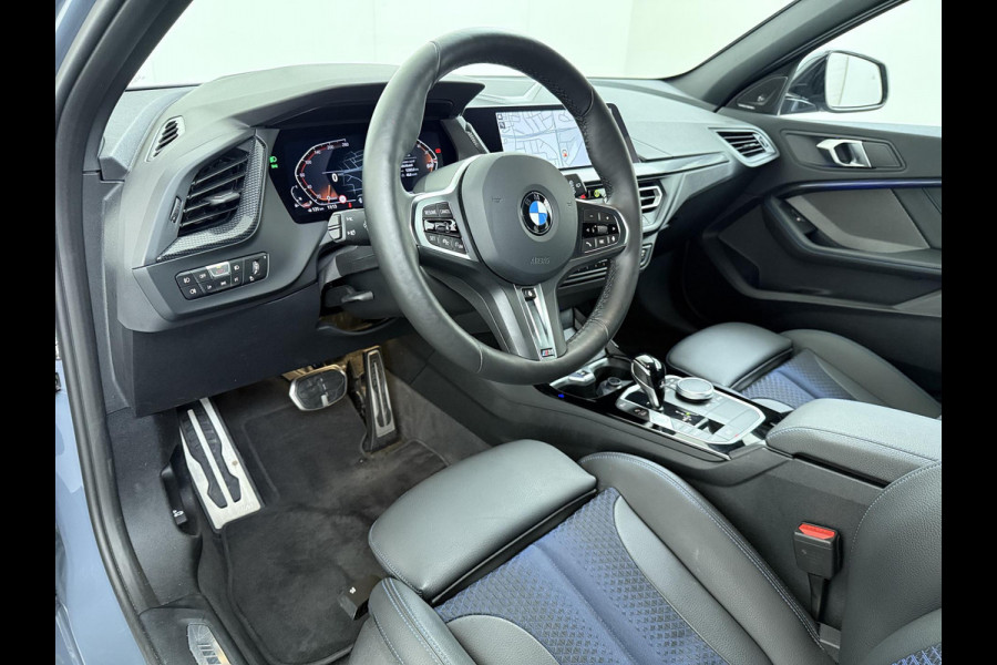 BMW 1-serie 118i Executive Edition M Sport | M SPORT | HARMAN & KARDON | ELEKTRISCHE ACHTERKLEP | CAMERA | ADAPTIVE CRUISE CONTROL | STOEL- & STUURVERWARMING | HEAD-UP | 19 INCH | INDIVIDUAL KLEUR STORM BAY METALLIC BOMVOL OPTIES