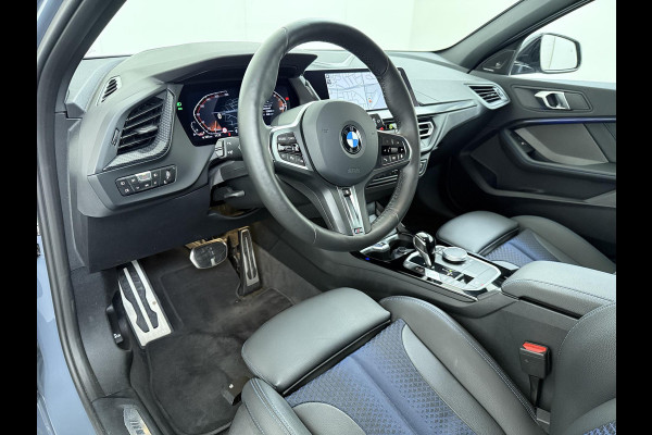 BMW 1-serie 118i Executive Edition M Sport | M SPORT | HARMAN & KARDON | ELEKTRISCHE ACHTERKLEP | CAMERA | ADAPTIVE CRUISE CONTROL | STOEL- & STUURVERWARMING | HEAD-UP | 19 INCH | INDIVIDUAL KLEUR STORM BAY METALLIC BOMVOL OPTIES