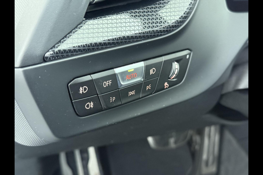 BMW 1-serie 118i Executive Edition M Sport | M SPORT | HARMAN & KARDON | ELEKTRISCHE ACHTERKLEP | CAMERA | ADAPTIVE CRUISE CONTROL | STOEL- & STUURVERWARMING | HEAD-UP | 19 INCH | INDIVIDUAL KLEUR STORM BAY METALLIC BOMVOL OPTIES