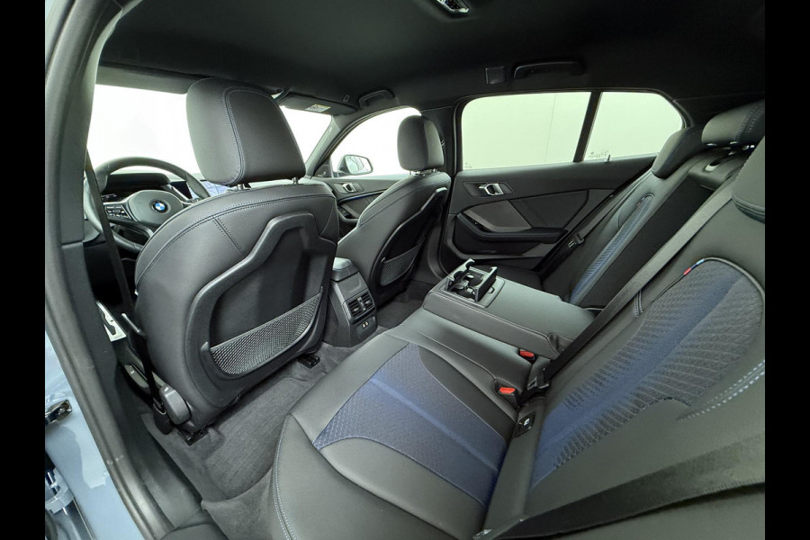 BMW 1-serie 118i Executive Edition M Sport | M SPORT | HARMAN & KARDON | ELEKTRISCHE ACHTERKLEP | CAMERA | ADAPTIVE CRUISE CONTROL | STOEL- & STUURVERWARMING | HEAD-UP | 19 INCH | INDIVIDUAL KLEUR STORM BAY METALLIC BOMVOL OPTIES