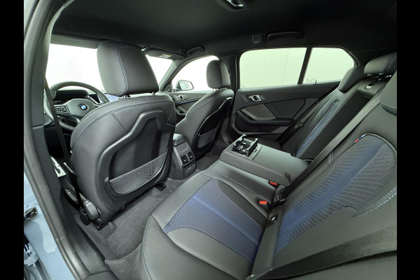 BMW 1-serie 118i Executive Edition M Sport | M SPORT | HARMAN & KARDON | ELEKTRISCHE ACHTERKLEP | CAMERA | ADAPTIVE CRUISE CONTROL | STOEL- & STUURVERWARMING | HEAD-UP | 19 INCH | INDIVIDUAL KLEUR STORM BAY METALLIC BOMVOL OPTIES