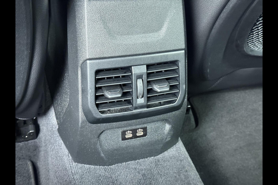 BMW 1-serie 118i Executive Edition M Sport | M SPORT | HARMAN & KARDON | ELEKTRISCHE ACHTERKLEP | CAMERA | ADAPTIVE CRUISE CONTROL | STOEL- & STUURVERWARMING | HEAD-UP | 19 INCH | INDIVIDUAL KLEUR STORM BAY METALLIC BOMVOL OPTIES