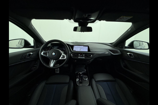 BMW 1-serie 118i Executive Edition M Sport | M SPORT | HARMAN & KARDON | ELEKTRISCHE ACHTERKLEP | CAMERA | ADAPTIVE CRUISE CONTROL | STOEL- & STUURVERWARMING | HEAD-UP | 19 INCH | INDIVIDUAL KLEUR STORM BAY METALLIC BOMVOL OPTIES