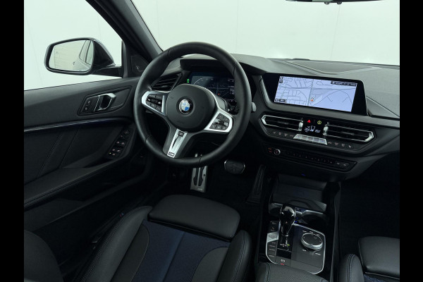 BMW 1-serie 118i Executive Edition M Sport | M SPORT | HARMAN & KARDON | ELEKTRISCHE ACHTERKLEP | CAMERA | ADAPTIVE CRUISE CONTROL | STOEL- & STUURVERWARMING | HEAD-UP | 19 INCH | INDIVIDUAL KLEUR STORM BAY METALLIC BOMVOL OPTIES