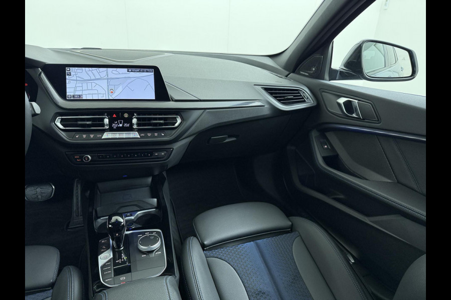 BMW 1-serie 118i Executive Edition M Sport | M SPORT | HARMAN & KARDON | ELEKTRISCHE ACHTERKLEP | CAMERA | ADAPTIVE CRUISE CONTROL | STOEL- & STUURVERWARMING | HEAD-UP | 19 INCH | INDIVIDUAL KLEUR STORM BAY METALLIC BOMVOL OPTIES