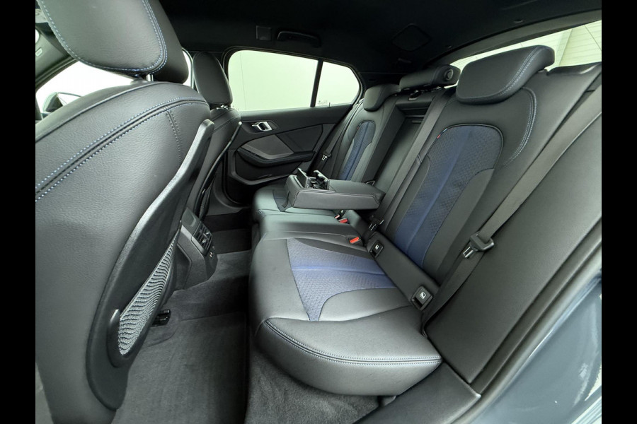 BMW 1-serie 118i Executive Edition M Sport | M SPORT | HARMAN & KARDON | ELEKTRISCHE ACHTERKLEP | CAMERA | ADAPTIVE CRUISE CONTROL | STOEL- & STUURVERWARMING | HEAD-UP | 19 INCH | INDIVIDUAL KLEUR STORM BAY METALLIC BOMVOL OPTIES