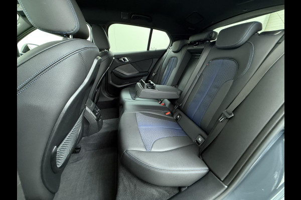 BMW 1-serie 118i Executive Edition M Sport | M SPORT | HARMAN & KARDON | ELEKTRISCHE ACHTERKLEP | CAMERA | ADAPTIVE CRUISE CONTROL | STOEL- & STUURVERWARMING | HEAD-UP | 19 INCH | INDIVIDUAL KLEUR STORM BAY METALLIC BOMVOL OPTIES